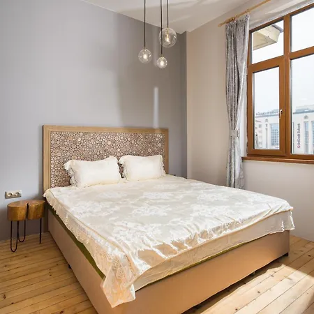 Apartment Design With A View In The Center